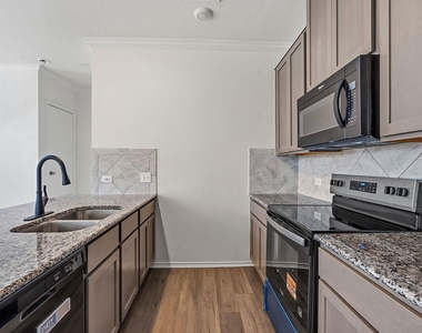 13413 Abigail Adams St - Photo Thumbnail 4