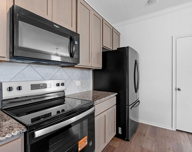 13413 Abigail Adams St - Photo Thumbnail 3