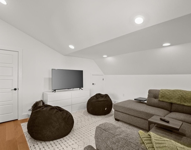 1006 Winsted Ln - Photo Thumbnail 34