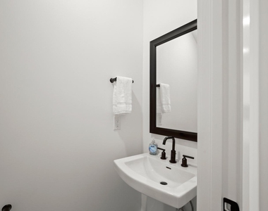 1006 Winsted Ln - Photo Thumbnail 12