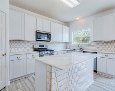 112 Maplewood N - Photo Thumbnail 5