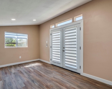 112 Maplewood N - Photo Thumbnail 2