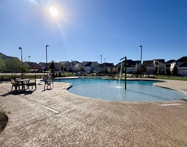 4504 Sea Salt Dr - Photo Thumbnail 12