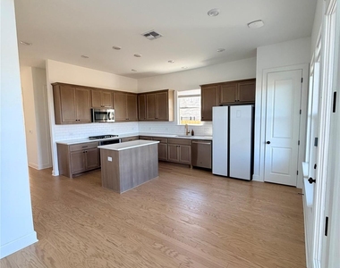 4504 Sea Salt Dr - Photo Thumbnail 1