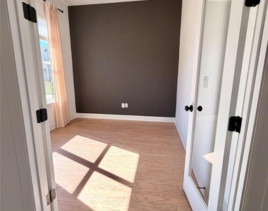 4504 Sea Salt Dr - Photo Thumbnail 2