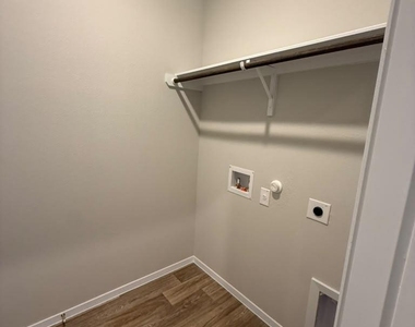 2601 Foss Rd - Photo Thumbnail 7