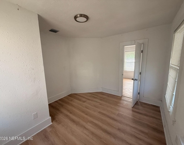 1658 W 4th Street - Photo Thumbnail 4