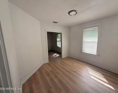 1658 W 4th Street - Photo Thumbnail 3