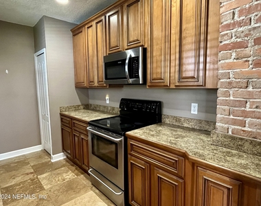 1423 Ingleside Avenue - Photo Thumbnail 10