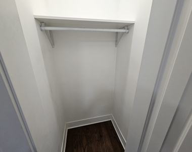 2541 N Southport Avenue - Photo Thumbnail 17