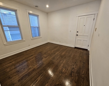 2541 N Southport Avenue - Photo Thumbnail 2