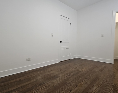 2541 N Southport Avenue - Photo Thumbnail 16
