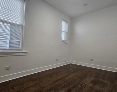 2541 N Southport Avenue - Photo Thumbnail 14