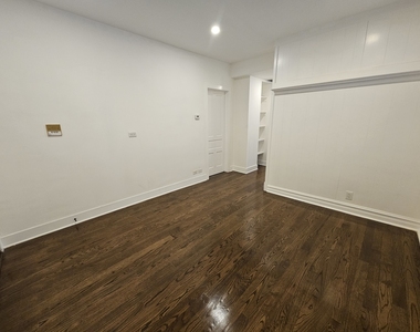 2541 N Southport Avenue - Photo Thumbnail 3