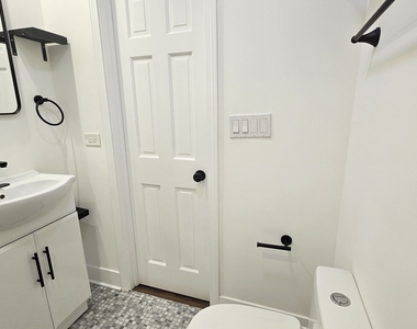 2541 N Southport Avenue - Photo Thumbnail 15