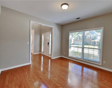 6260 Vinings Vintage Drive - Photo Thumbnail 4