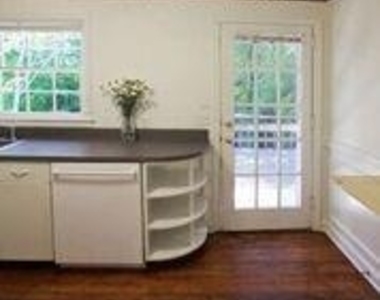 1261 Kingsley Circle Ne - Photo Thumbnail 5