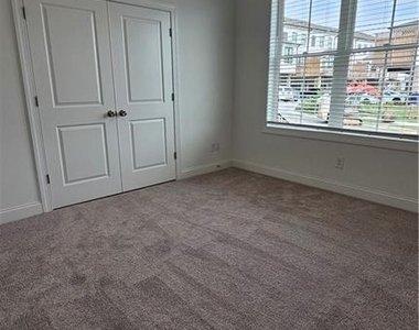 1118 Larkin Drive - Photo Thumbnail 7