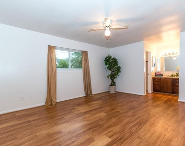 805 Thornwood Drive - Photo Thumbnail 5