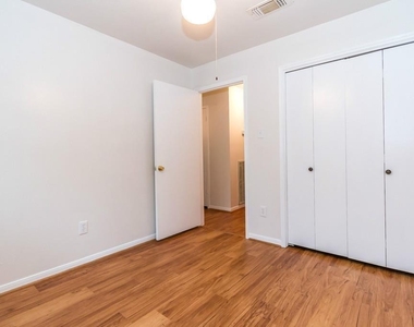 805 Thornwood Drive - Photo Thumbnail 8