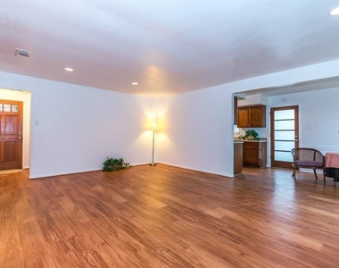 805 Thornwood Drive - Photo Thumbnail 3