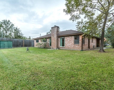 805 Thornwood Drive - Photo Thumbnail 13
