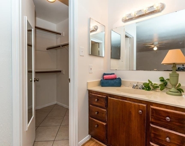 805 Thornwood Drive - Photo Thumbnail 6