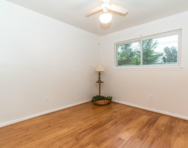 805 Thornwood Drive - Photo Thumbnail 9