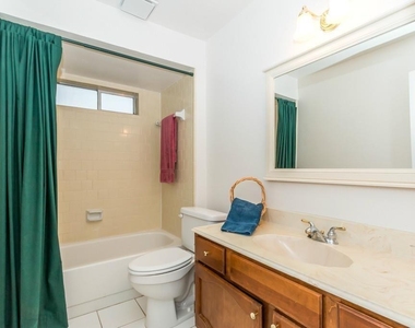 805 Thornwood Drive - Photo Thumbnail 7