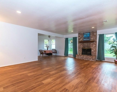 805 Thornwood Drive - Photo Thumbnail 2