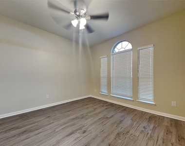 3007 Davey Oaks Street - Photo Thumbnail 4