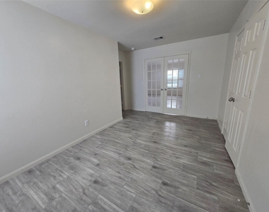 9434 Sapphire Creek Lane - Photo Thumbnail 10
