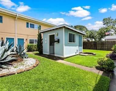1914 Larrabee Street - Photo Thumbnail 9