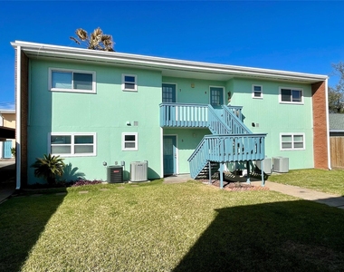 1914 Larrabee Street - Photo Thumbnail 1