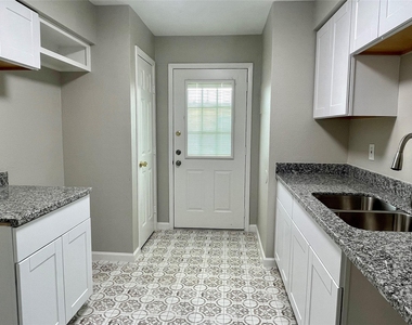 1914 Larrabee Street - Photo Thumbnail 2