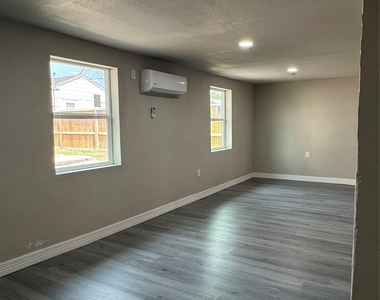 3417 Wisconsin Street - Photo Thumbnail 7