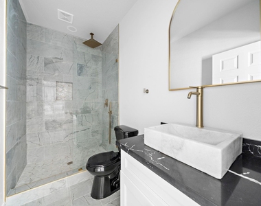 1009 8th Street - Photo Thumbnail 3