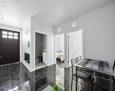 1009 8th Street - Photo Thumbnail 7