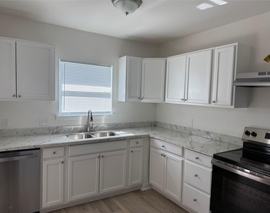 815 17th Avenue N - Photo Thumbnail 2