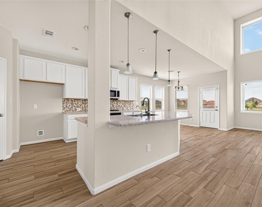 4403 Silvergrass Lane - Photo Thumbnail 14