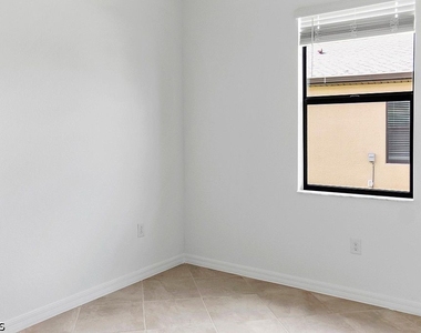 14882 Portico Boulevard - Photo Thumbnail 7