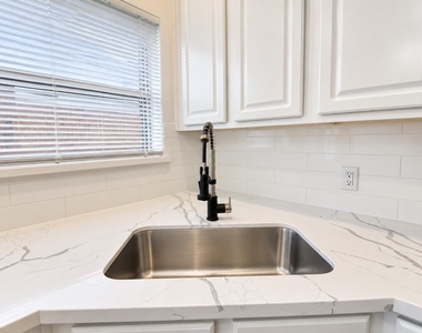 2922 Veva Drive - Photo Thumbnail 9