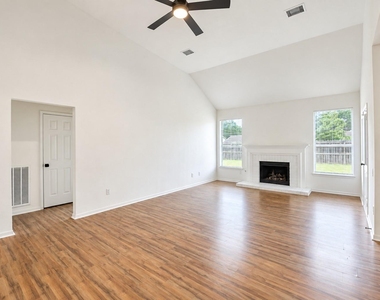 2922 Veva Drive - Photo Thumbnail 3
