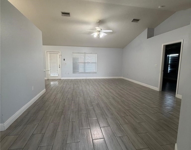 4237 Ne 19th Avenue - Photo Thumbnail 1
