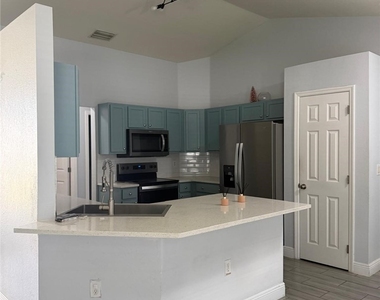 4237 Ne 19th Avenue - Photo Thumbnail 4