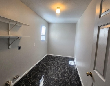 2239 Heatherwood Drive - Photo Thumbnail 6