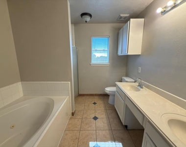 2239 Heatherwood Drive - Photo Thumbnail 7