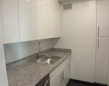 West 37th Street - Photo Thumbnail 3