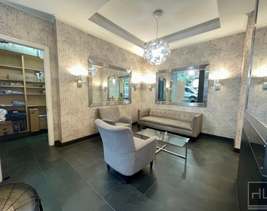 East 56 Street - Photo Thumbnail 4