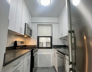 East 56 Street - Photo Thumbnail 3